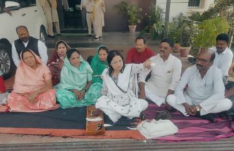 विकास कार्यों की प्रशासकीय स्वीकृति नहीं , नाराज जिपं अध्यक्ष, उपाध्यक्ष समेत सदस्यों का धरना प्रदर्शन