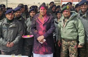 Defence minister Rajnath Singh: रक्षा मंत्री राजनाथ सिंह ने सीमा पर तैनात जवानों संग मनाई होली, खूब उड़ा गुलाल