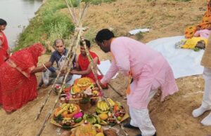 छठ घाट पहुंचे विधायक, चैती छठ पूजा व्रतियों से लिया आशीर्वाद, सबकी सुख-समृद्धि मांगी