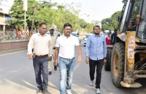 City tour to see development: कलेक्टर – नगर निगम कमिश्नर शहर का विकास देखने निकले, धीमी प्रगति पर ठेकेदार को फटकार