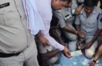 Video of policemen gambling goes viral: पुलिसकर्मियों का जुआ खेलते वीडियो वायरल, दो निलंबित