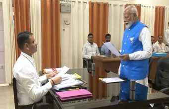 PM Narendra Modi: प्रधानमंत्री नरेंद्र मोदी ने वाराणसी से तीसरी बार भरा नामांकन, चार अलग-अलग जाति-समुदाय के लोग बने प्रस्तावक