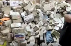 ED raid: मंत्री के निज सचिव के नौकर के घर मिला 30 करोड़ कैश , गिनने के लिए मंगाई गई मशीन