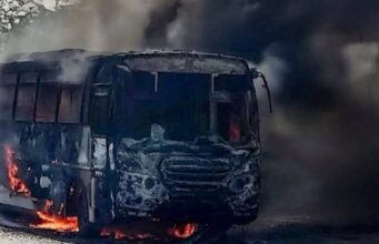 EVMs burnt: मतदान कर्मचारियों को लेकर लौट रही बस में लगी आग, वोटिंग मशीनें जलीं