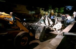 Tragic accident: तेज रफ्तार कार डिवाइडर से टकराई, 2 युवकों की मौत, दो की हालत गंभीर
