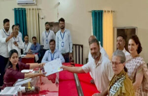 Loksabha elections: रायबरेली से राहुल ने मां सोनिया गांधी की मौजूदगी में किया नामांकन दाखिल