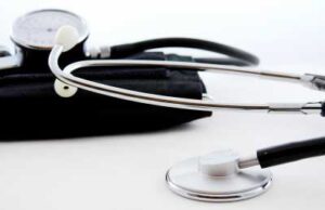 This is government medical system: सरकारी अस्पताल में ताला, डॉक्टर सहित 7 कर्मियों का एक दिन का वेतन कटा
