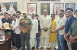 MP Chintamani Maharaj with the Rail Sangharsh Samiti: सांसद चिंतामणि अम्बिकापुर-रेणुकूट रेललाइन के लिए करेंगे हरसंभव प्रयास, रेल संघर्ष समिति को दिलाया भरोसा