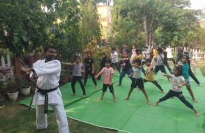 Summer camps for children: लेट्ज प्ले स्कूल के समर कैंप में योग से मार्शल आर्ट तक, रद्दी से सजावटी और उपयोगी सामान बनाना भी सीखा