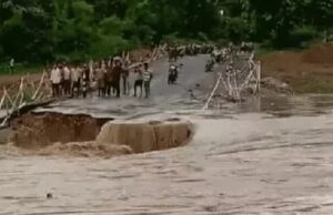 Chhattisgarh floods: पहली ही बारिश में करोड़ों की लागत से बना पुल बहा, 70 गांवों से टूटा संपर्क