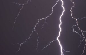 Be careful if there is lightning: बिजली कड़कने से जेब में रखा मोबाइल फोन फटा, किसान की मौके पर मौत