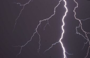 Be careful if there is lightning: बिजली कड़कने से जेब में रखा मोबाइल फोन फटा, किसान की मौके पर मौत