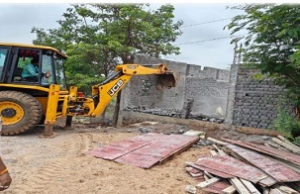 Bulldozer runs to clear government land: सेजबहार में 5 एकड़ सरकारी जमीन पर चला बुलडोजर, सीएम विष्णुदेव को जनदर्शन में मिली थी शिकायत