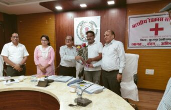 Honors for blood donation: 53 बार रक्तदान कर चुके बजरंग गर्ग को रेडक्रॉस सोसाइटी ने किया सम्मानित