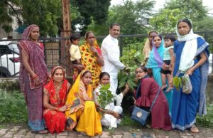 A tree in the name of mother: पार्षद रविन्द्र सिंह के साथ एक पेड़ मां के नाम महिलाओं ने किया पौधरोपण