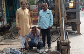 CC road restoration: पार्षद रविन्द्र सिंह के वार्ड में सीसी रोड मरम्मत का कार्य शुरू