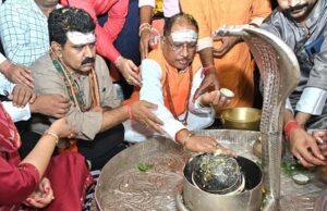 Bhoramdev darshan: सीएम ने की कावड़ियों पर हैलिकॉप्टर से पुष्प वर्षा, भोरमदेव में पूजा-अर्चना कर मांगी प्रदेश में खुशहाली