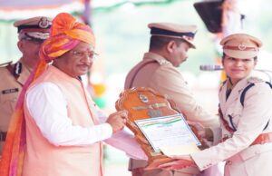 Police officers and soldiers honored: मुख्यमंत्री ने स्वतंत्रता दिवस पर 46 पुलिस अधिकारियों एवं जवानों को किया सम्मानित