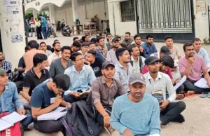 Students stage protest: बिलासपुर में सेंट्रल लाइब्रेरी शुल्क दोगुना करने से नाराज छात्रों का धरना, पूर्व विधायक शैलेष पांडेय बोले-यह ज्यादती