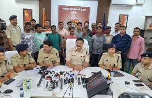 Inter-state gang of thieves arrested: अंतरराज्यीय चोर गिरोह के 7 आरोपी गिरफ्तार, 33 किलो चांदी, 12 तोले के सोने के जेवर और 4 लाख नकद बरामद
