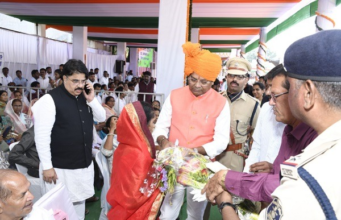 Families of soldiers honored: स्वतंत्रता दिवस पर नक्सल मोर्चों में शहीद हुए 41 जवानों के परिजनों का सम्मान