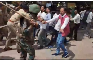 lathicharge on congressmen: कांग्रेसियों की पुलिस से झड़प, लाठीचार्ज में कई घायल