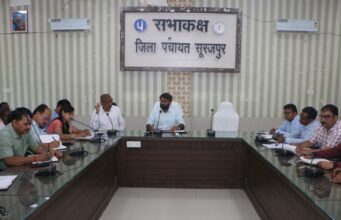 School education: स्कूलो में बच्चों की सौ फीसदी उपस्थिति सुनिश्चित करें- कलेक्टर