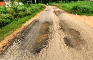 Plight of PMGSY road: भारी मालवाहकों से प्रधानमंत्री ग्रामीण सड़क की दुर्दशा, ग्रामीणों का आवागमन दूभर