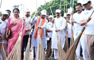 Cleanliness is service campaign: सड़क पर झाड़ू लगाकर सीएम विष्णुदेव साय ने स्वच्छता ही सेवा पखवाड़ा का किया शुभारंभ, कहा – स्वच्छता की आदत डालें