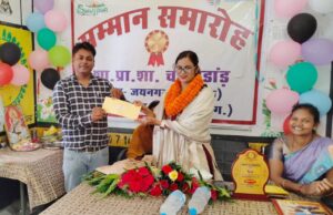 Respect received honor: राज्यपाल से मिली पुरस्कार राशि शाला विकास के लिए भेंट कर पेश की मिसाल