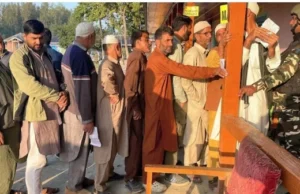 Jammu-Kashmir assembly elections: जम्मू-कश्मीर में पहले चरण के मतदान में बूथों पर लंबी कतारें, वोटिंग के लिए उमड़े मतदाता