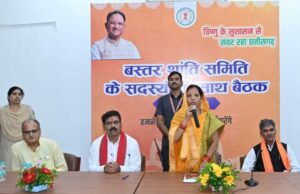 Naxal victims in CM house: दिल्ली से लौटे माओवादी हिंसा पीड़ित बस्तरवासियों का मुख्यमंत्री निवास में आत्मीय स्वागत