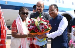 President Draupadi Murmu: राष्ट्रपति द्रौपदी मुर्मू का राज्यपाल रमन डेका और मुख्यमंत्री विष्णु देव साय ने एयरपोर्ट पर किया आत्मीय स्वागत