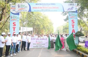 Cleanliness Happy Run: एसईसीएल अधिकारी-कर्मचारियों के साथ स्कूली बच्चों ने हैप्पी रन में हिस्सा लेकर दिया स्वच्छता का संदेश