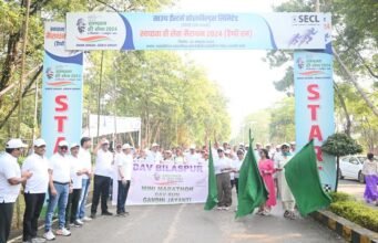 Cleanliness Happy Run: एसईसीएल अधिकारी-कर्मचारियों के साथ स्कूली बच्चों ने हैप्पी रन में हिस्सा लेकर दिया स्वच्छता का संदेश