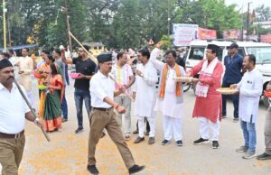 Sangh ka path sanchalan: संघ के पथ संचलन का नगर में पुष्पवर्षा कर स्वागत