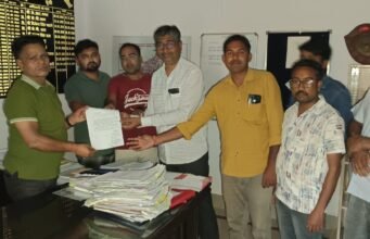 Document writers strike: दस्तावेज लेखकों और स्टांप वेंडरों की हड़ताल जारी , सीएम को भेजा ज्ञापन