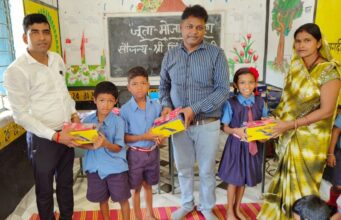 Social Service:नंगे पांव स्कूल आने-जाने वाले बच्चों को व्याख्याता ने भेंट किए जूते-मोजे