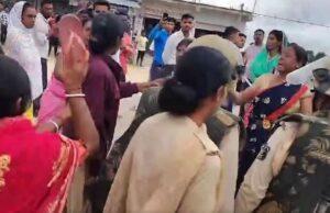 Death in police custody: बलरामपुर थाने से शव ले जाते पुलिस पर पथराव, महिला एएसपी घायल