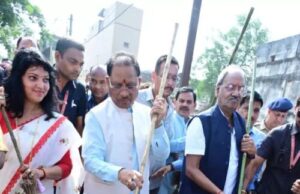 Gandhi Jayanti: गांधी की प्रतिमा को माल्यार्पण कर सड़क पर सीएम विष्णुदेव साय और सांसद बृजमोहन ने लगाई झाड़ू