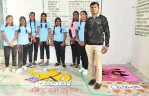 Tribal pride month:आदिवासी विरासत पर प्रतियोगिता में छात्राओं ने बनाई आकर्षक रंगोली