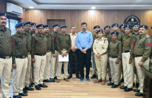 एसएसपी प्रशांत कुमार ठाकुर ने 17 आरक्षकों को फीता लगाकर प्रधान आरक्षक पद पर दी पदोन्नति