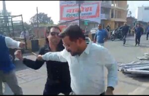 Clash to remove encroachment: सड़क पर रखी सीमेंट शीट्स पर तहसीलदार ने बुलडोजर चलवा दिया, व्यवसायी ने जड़ा थप्पड़ , गिरफ्तार