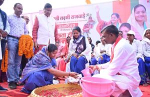 Minister’s birthday celebrated: मंत्री लक्ष्मी राजवाड़े ने स्वच्छता दीदियों का सम्मान कर मनाया जन्मदिन