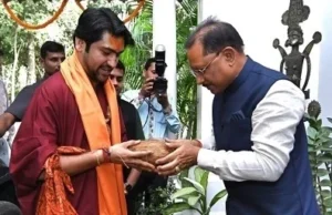 Pt. Dhirendra Krishna Shastri: बागेश्वर बाबा का मुख्यमंत्री ने निवास में शाल-श्रीफल भेंटकर किया अभिनंदन