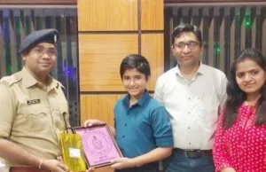11 years child did wonders: कौन बनेगा करोड़पति में 11 साल के अर्जुन अग्रवाल ने जीते 12 लाख, आईपीएस विमल कुमार पाठक ने किया सम्मान