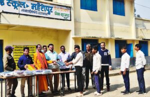 Commendable initiative: सरकारी हाई स्कूल के शिक्षकों की सराहनीय पहल , बच्चों को बांटें गर्म कपड़े