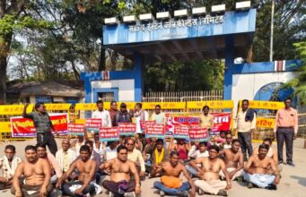 Demonstration by land displaced people: भूविस्थापितों ने एसईसीएल मुख्यालय के मुख्य द्वार के सामने 5 घंटे किया अर्धनग्न प्रदर्शन