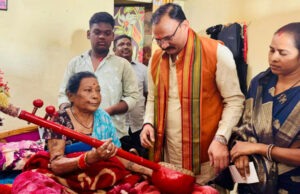 Padm vibhushan Teejan Bai: तीजन बाई का हाल जानने घर पहुंचे स्वास्थ्य मंत्री , मुख्यमंत्री स्वेच्छानुदान से 5 लाख का चेक सौंपा