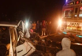 Road Accident: ट्रक और कार की टक्कर में 6 लोगों की मौत, 7 गंभीर घायल
